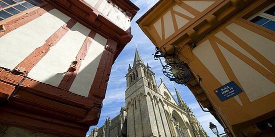 Vue en contre-plongee de la place Henri IV a Vannes